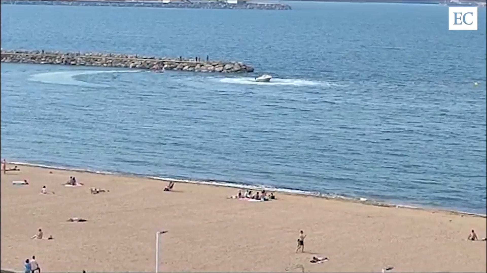 Una lancha a la deriva sin control en la playa de Poniente