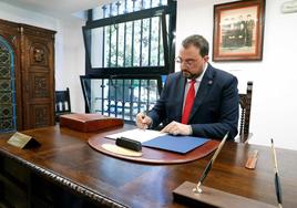 Adrián Barbón firma el decreto de constitución de la Junta General del Principado.