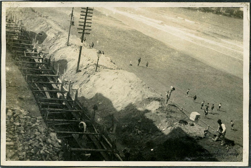 Trabajos de las obras de alcantarillado en el Muro de la playa de San Lorenzo, hacia 1940.