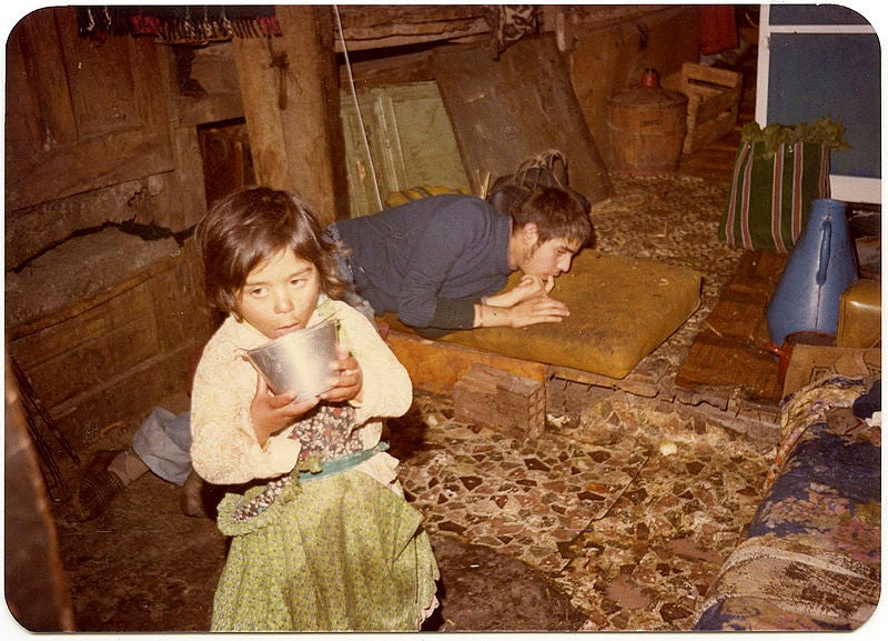 Niños comiendo en el interior de las chabolas del barrio de Pumarín, en 1980. Foto Nando.