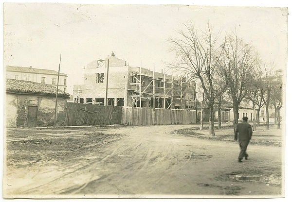 El Humedal, lo que hoy es el paseo de la Infancia, desde la calle Decano Prendes Pando, con la Gota de Leche al fondo. En esta zona arbolada, donde después se levantó el Palacio de Justicia, tenía lugar la feria de ganado. Entre 1930 y 1940.