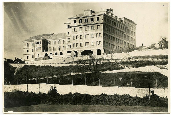 Nuevo edificio del Hospital de Jove, lo que antes era el Hospital de la Caridad, en su último emplazamiento en Jove. Fechada en 1947.