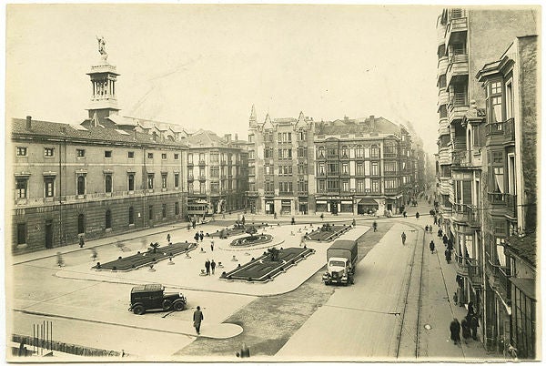 Vista de la plaza del Instituto, conocida como plaza del Parchís, desde la calle Jovellanos, remodelada tras las obras que finalizaron el 13 de mayo de 1948.