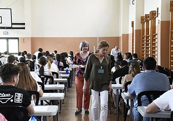 Estudiantes que ayer realizaron los primeros exámenes de la EBAU en el Instituto Número 5 de Avilés, a punto de iniciar la prueba de Lengua y Literatura.