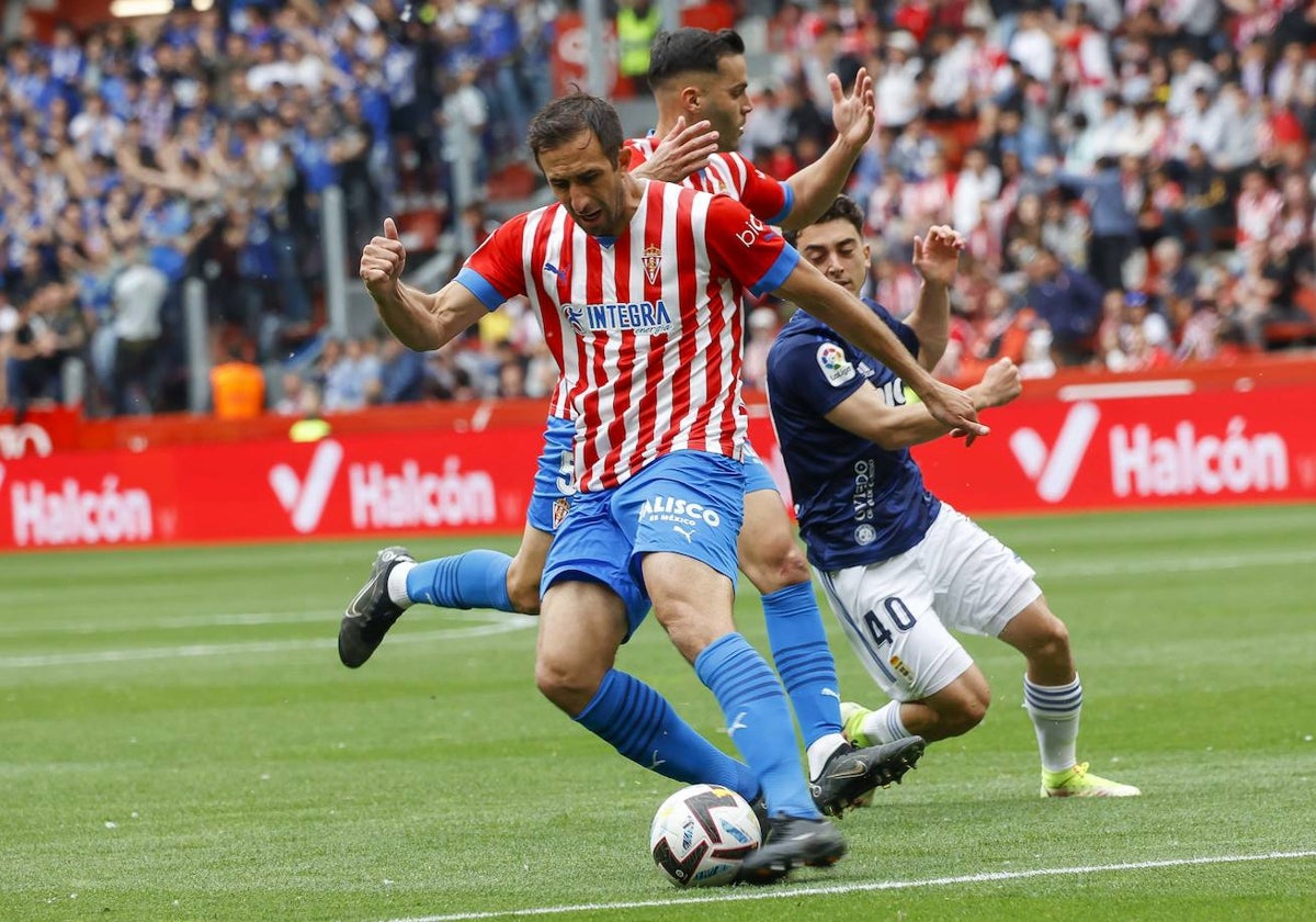 Izquierdoz, durante el derbi contra el Oviedo en el Tartiere.