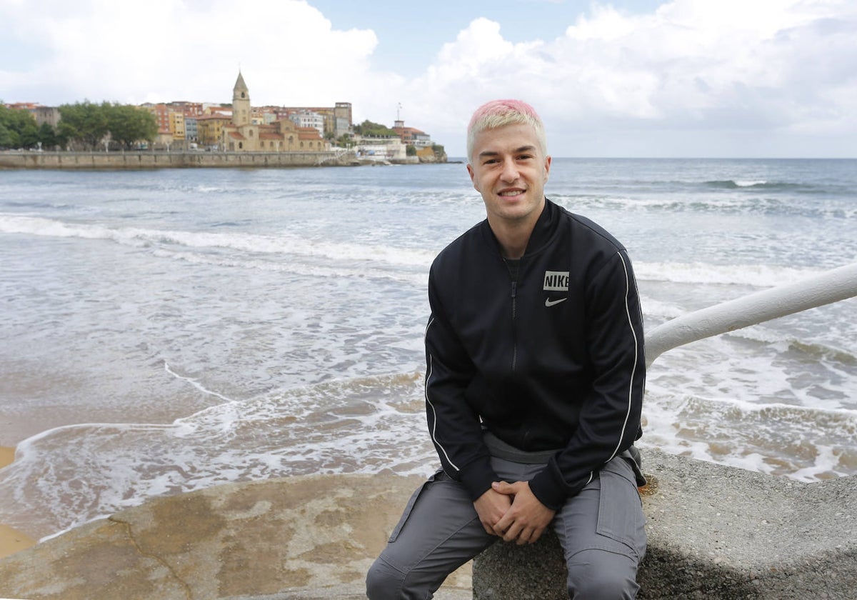 Diego Boza, en Gijón, con la Iglesia de San Pedro y el mar Cantábrico detrás.