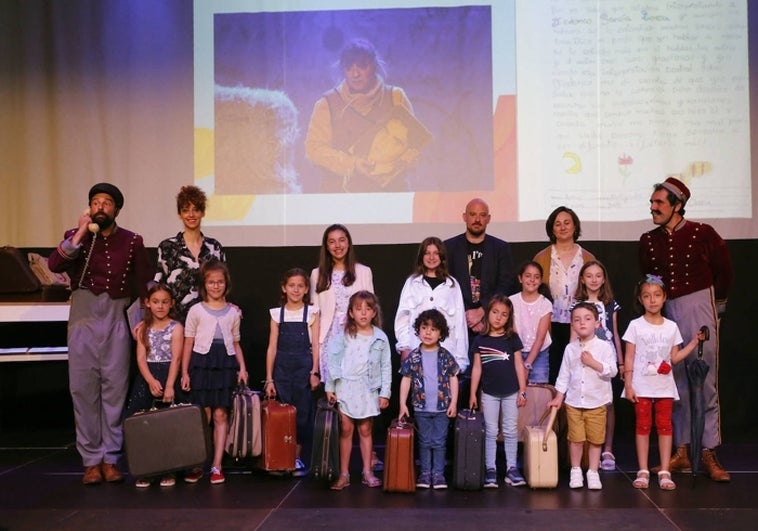 Los pequeños críticos premiados por Feten, durante la entrega de premios.