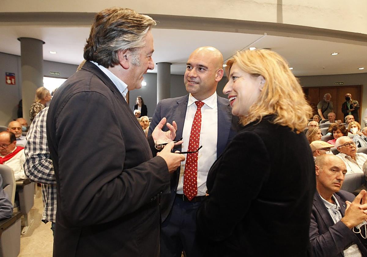 Jesús Martínez Salvador, Pablo González y Teresa Sánchez en la presentación de la feria taurina de Santander.