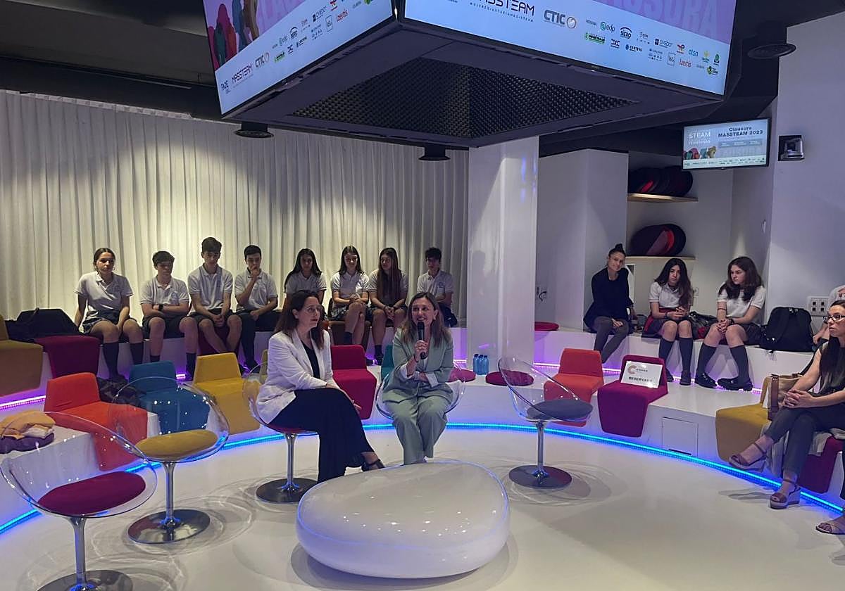 María Calvo y Jimena Pascual, en la clausura del MASSTEAM 2023 en Oviedo.