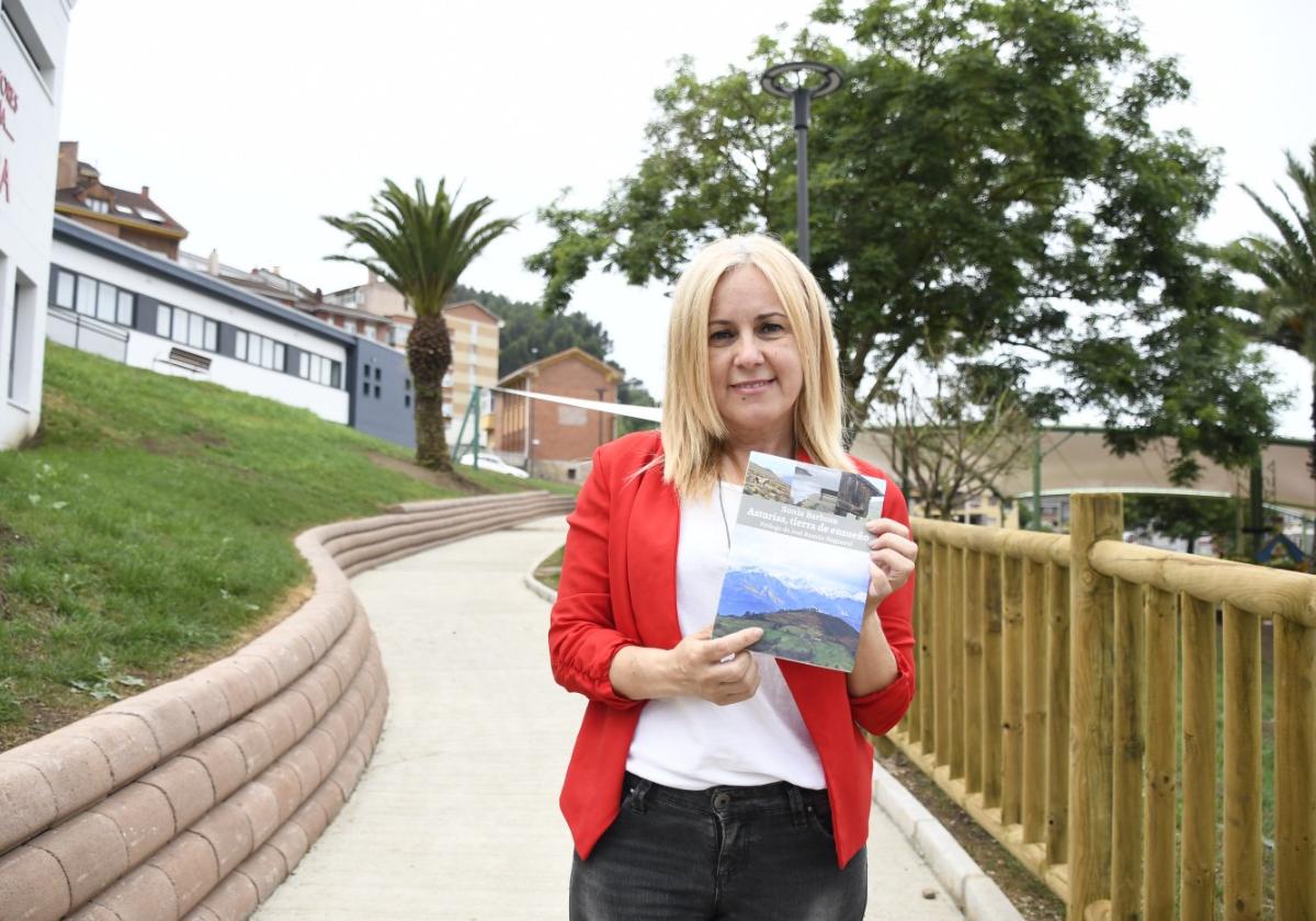 Sonia Barbosa en el parque Tomás y Valiente con su último libro.