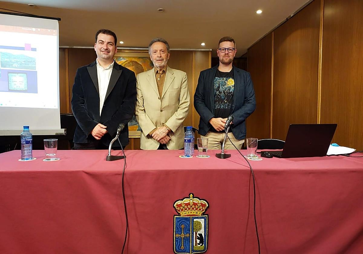 Sergio Hidalgo, Andrés Menéndez y David Azpiazu, en el Centro Asturiano de Madrid.