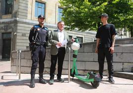 El concejal de Seguridad Ciudadana, el inspector de la Policía Local y el responsable de la empresa de alquiler de los patinetes eléctricos.