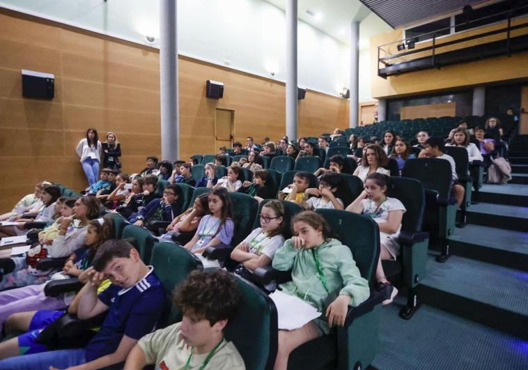 Estudiantes de Primaria en la presentación de los proyectos escolares del SpaceAstur.