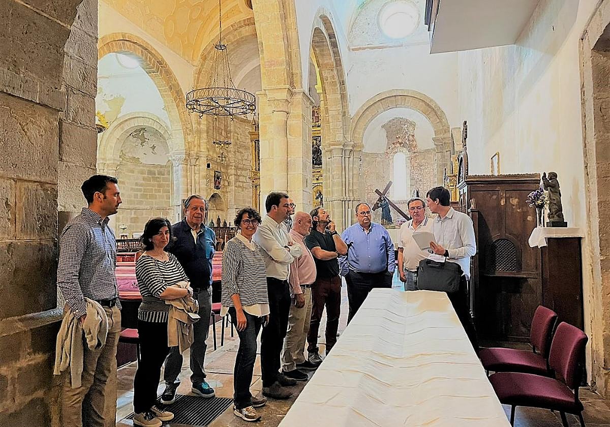 El regidor de Salas, técnicos de la Consejería de Cultura y personal de la empresa que acometerá las obras, ayer en el interior del monasterio de Cornellana.