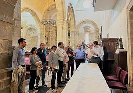 El regidor de Salas, técnicos de la Consejería de Cultura y personal de la empresa que acometerá las obras, ayer en el interior del monasterio de Cornellana.