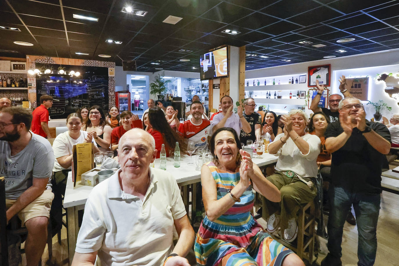 Gran ambiente en Gijón durante el partido del Telecable