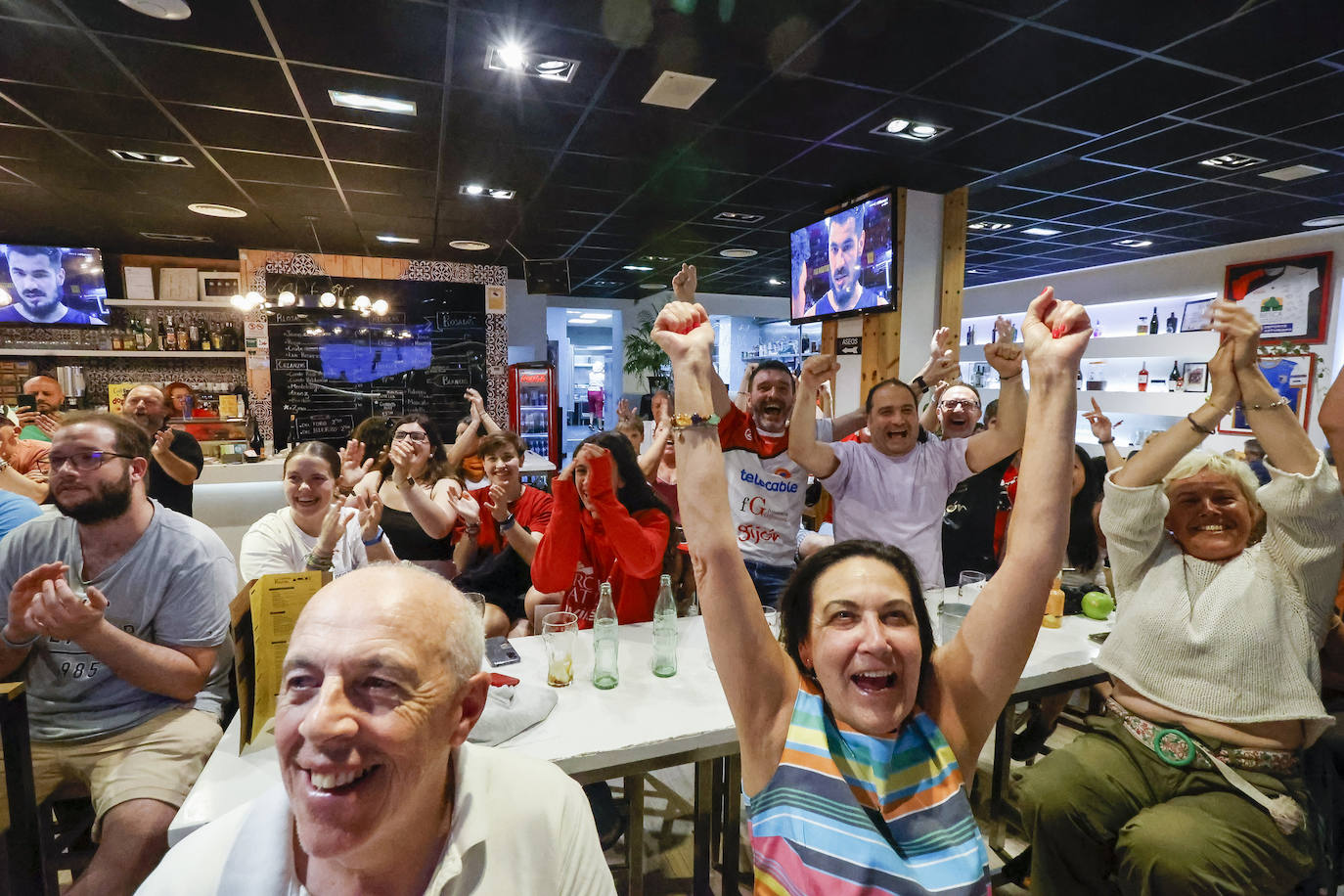 Gran ambiente en Gijón durante el partido del Telecable