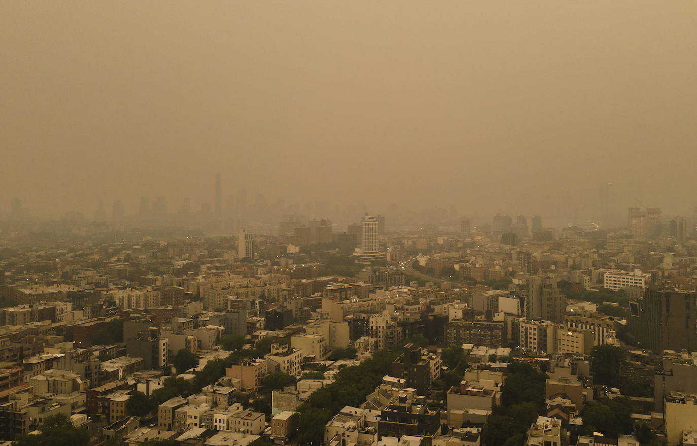 El cielo de Nueva York se tiñe de naranja