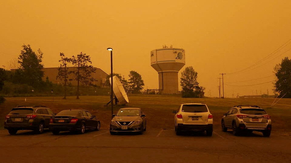 El cielo de Nueva York se tiñe de naranja