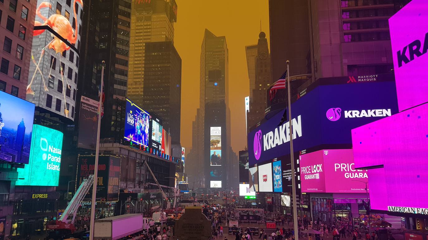 El cielo de Nueva York se tiñe de naranja