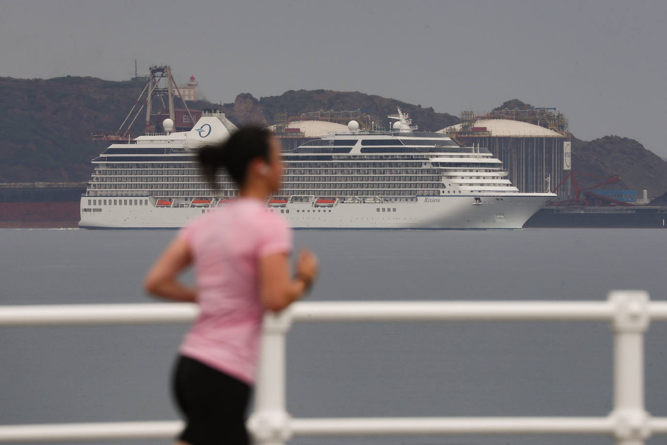 El crucero MS Rivera llena Gijón de turistas