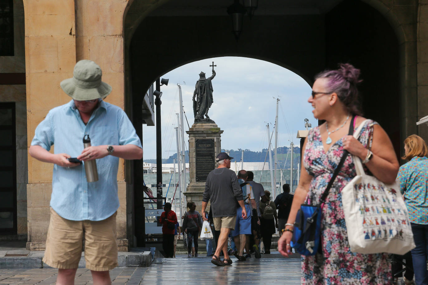 El crucero MS Rivera llena Gijón de turistas