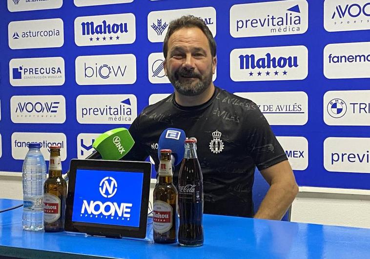 El entrenador del Real Avilés, Emilio Cañedo, durante su comparecencia en la sala de prensa.