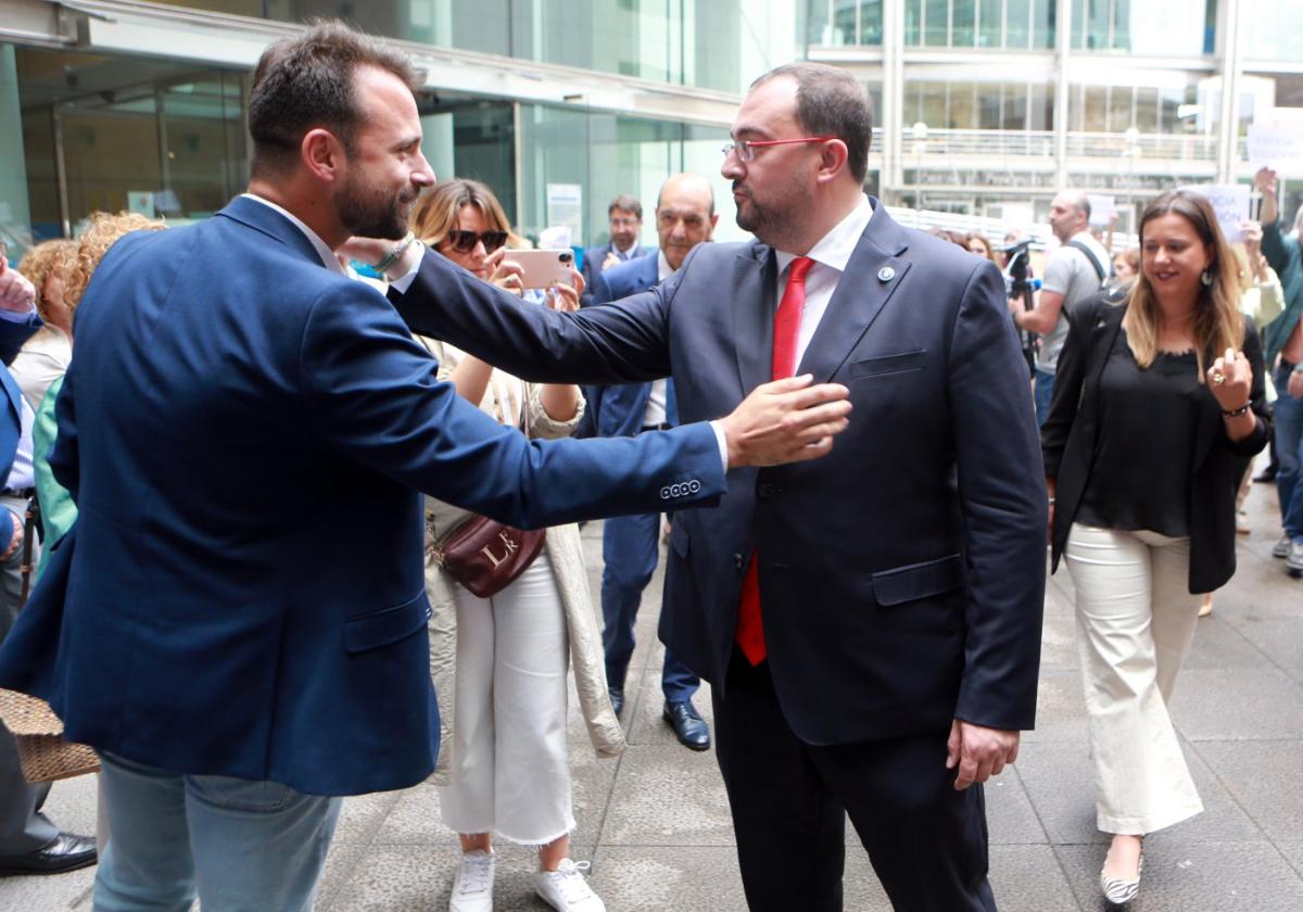 El secretario general del PP, Álvaro Queipo, saluda al candidato socialista, Adrián Barbón, minutos antes de recoger las credenciales.