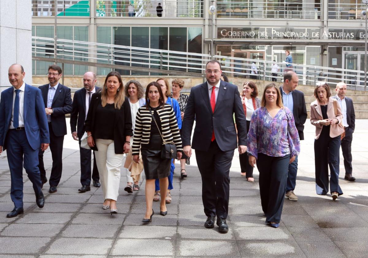 Barbón y el resto de parlamentarios electos del PSOE, a su llegada a la junta electoral.