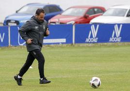 Emilio Cañedo juguetea con el balón antes de iniciar la sesión de entrenamiento en el Suárez Puerta.