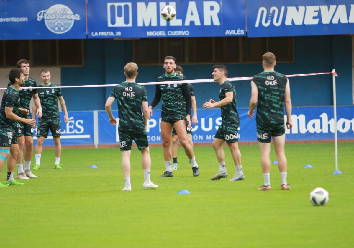 Los futbolistas del Avilés en el entrenamiento de ayer, en un trabajo de fútbol-tenis.