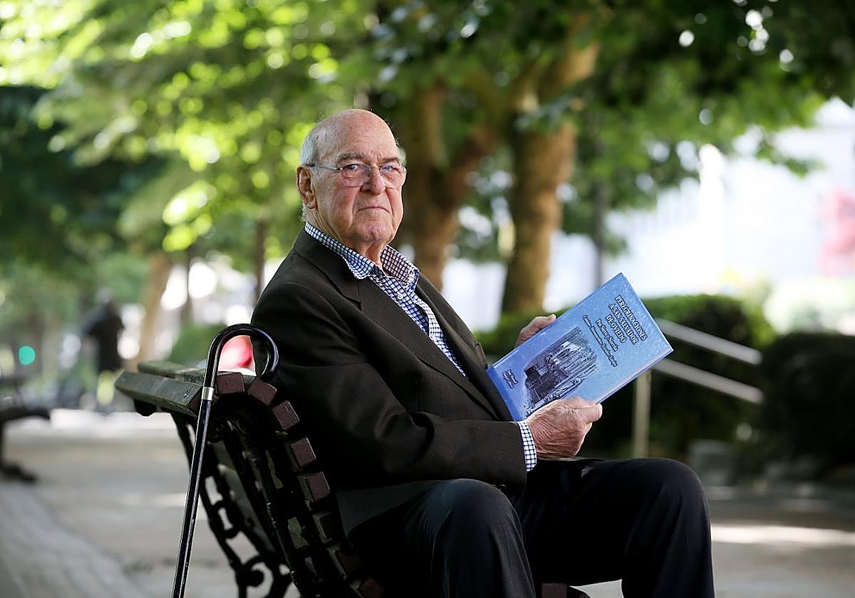 José Manuel Fanjul con su nuevo libro.