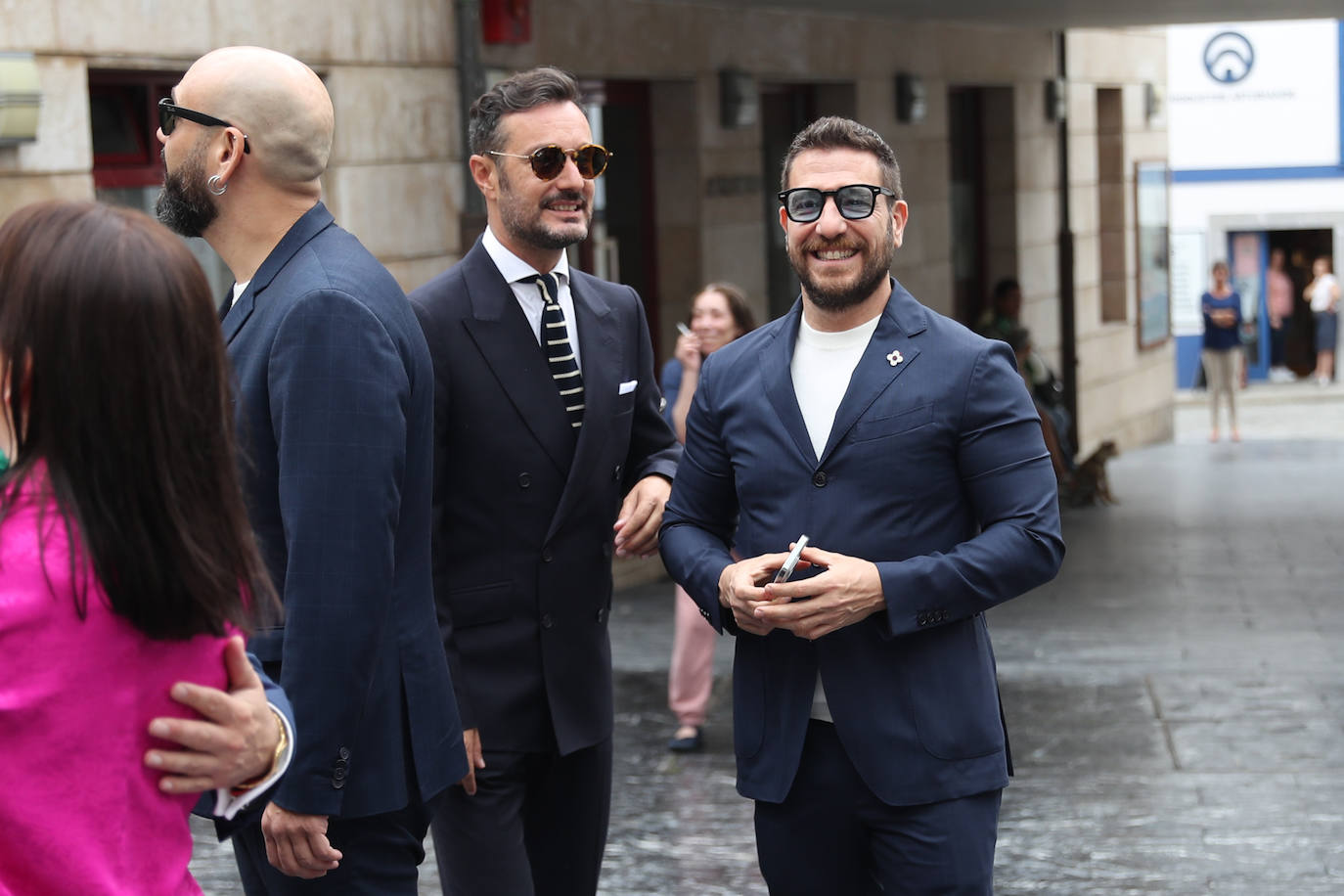 Carlos Valle y Rafael Oñate, arropados por vecinos y autoridades en su boda