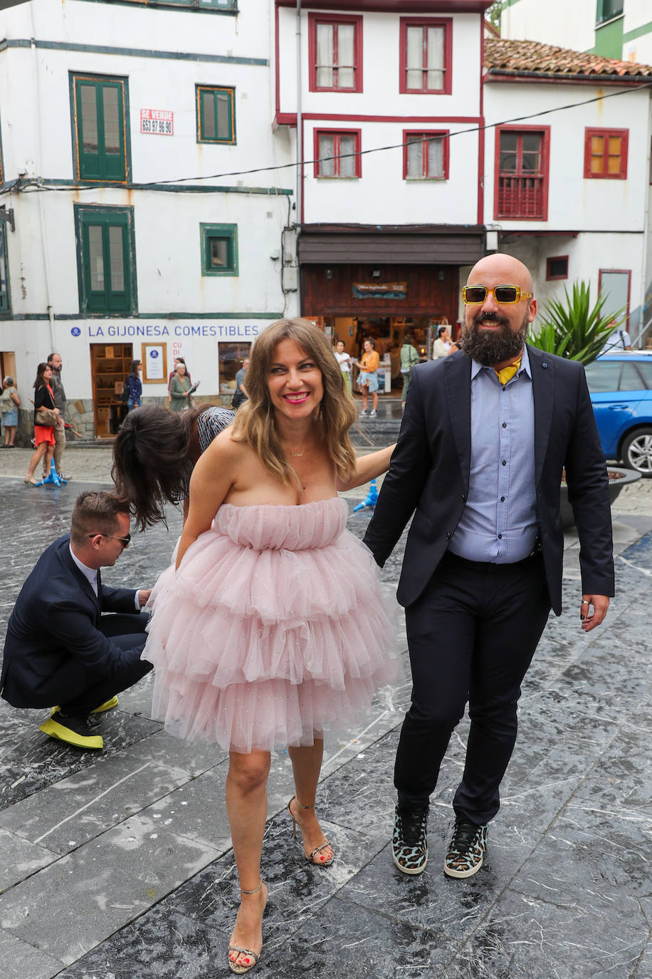Carlos Valle y Rafael Oñate, arropados por vecinos y autoridades en su boda