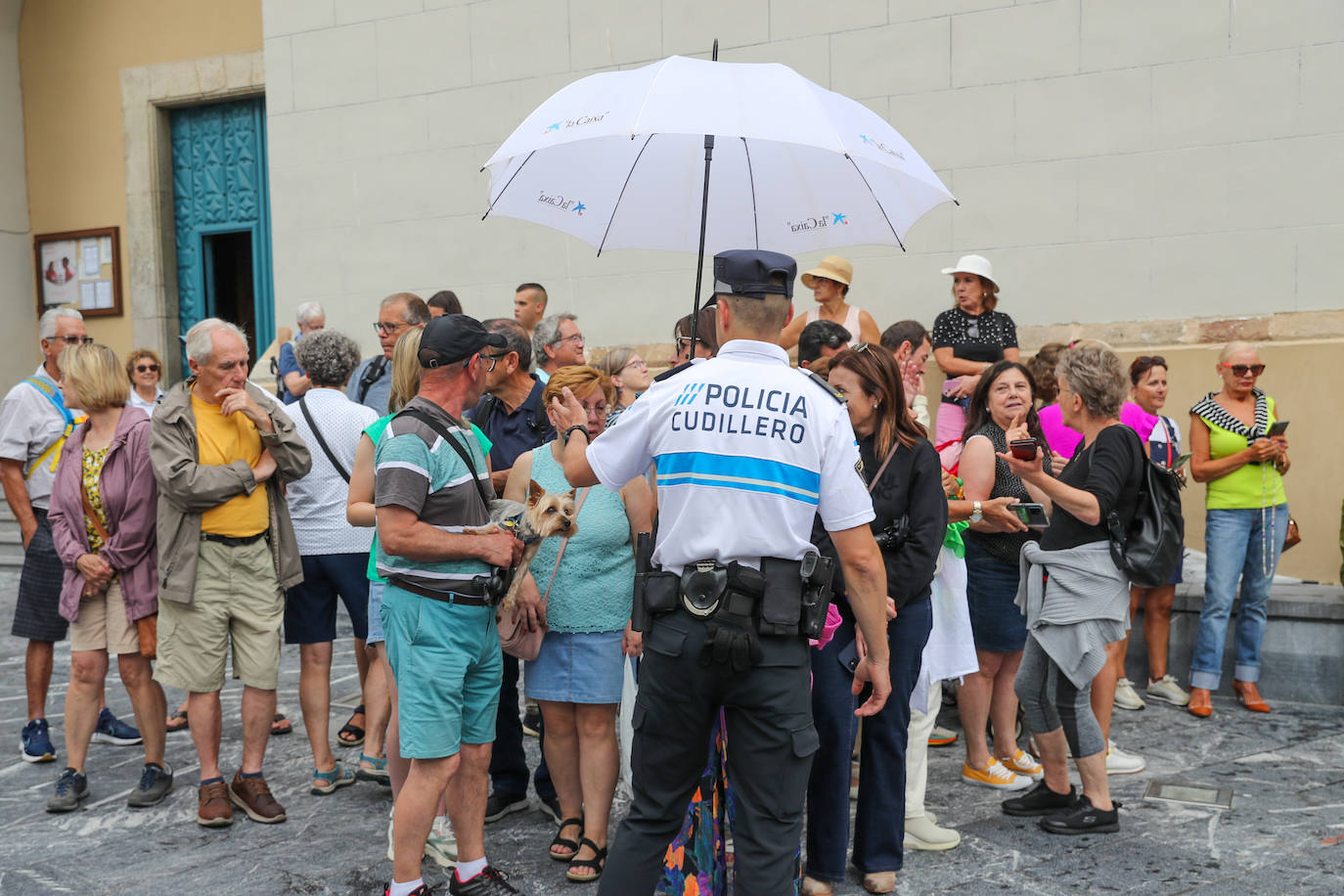 Carlos Valle y Rafael Oñate, arropados por vecinos y autoridades en su boda