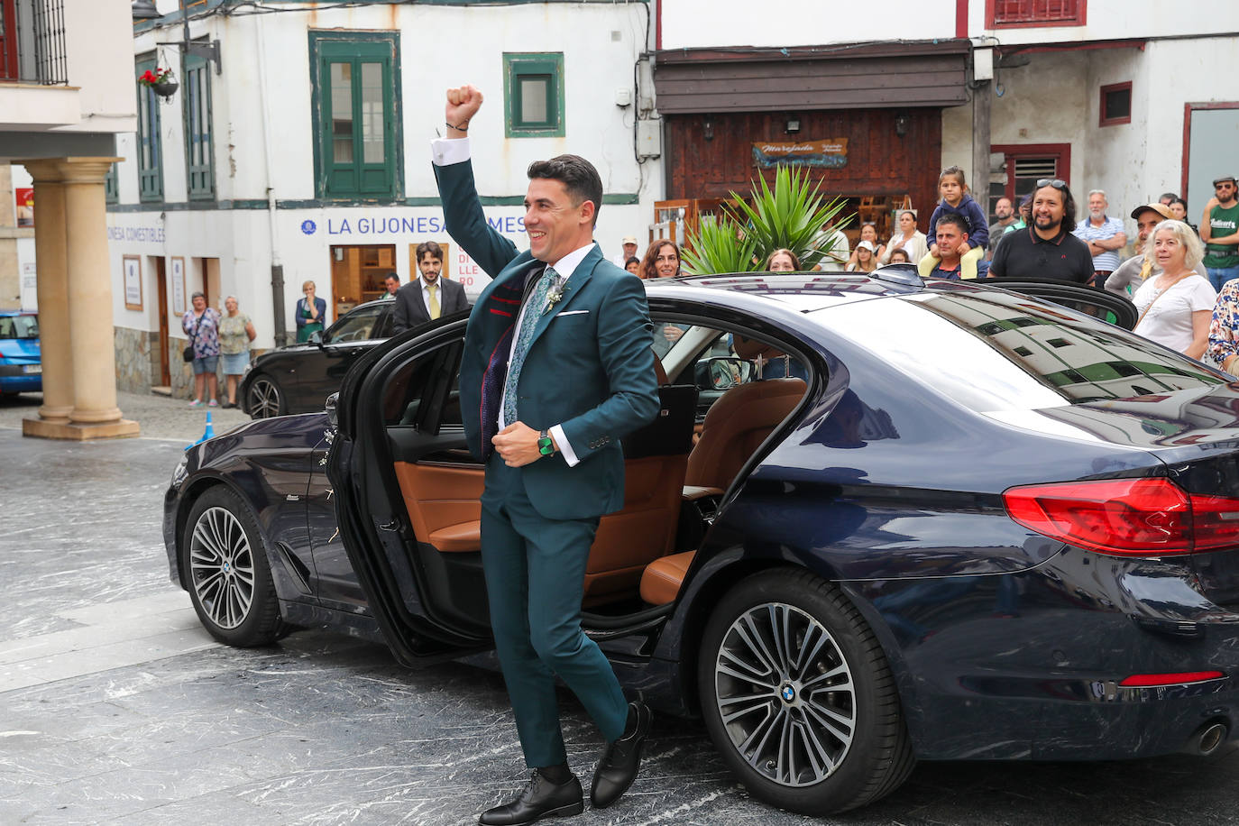 Carlos Valle y Rafael Oñate, arropados por vecinos y autoridades en su boda
