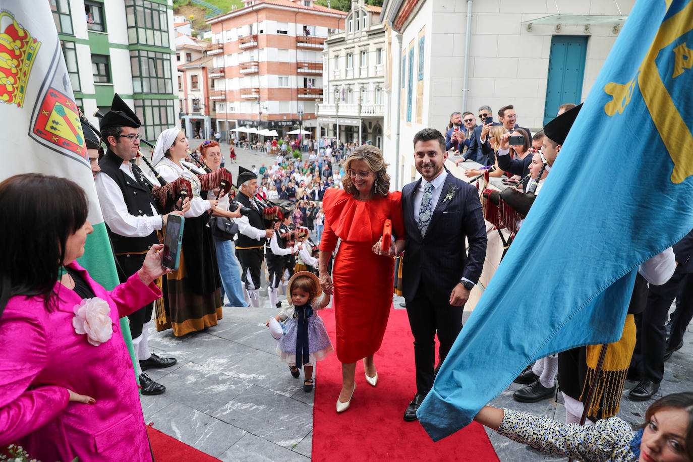 Carlos Valle y Rafael Oñate, arropados por vecinos y autoridades en su boda