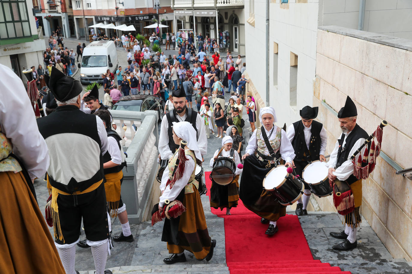Carlos Valle y Rafael Oñate, arropados por vecinos y autoridades en su boda