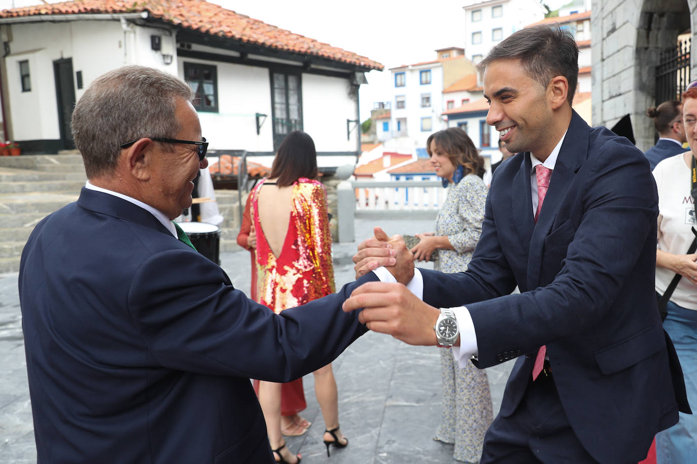 Carlos Valle y Rafael Oñate, arropados por vecinos y autoridades en su boda