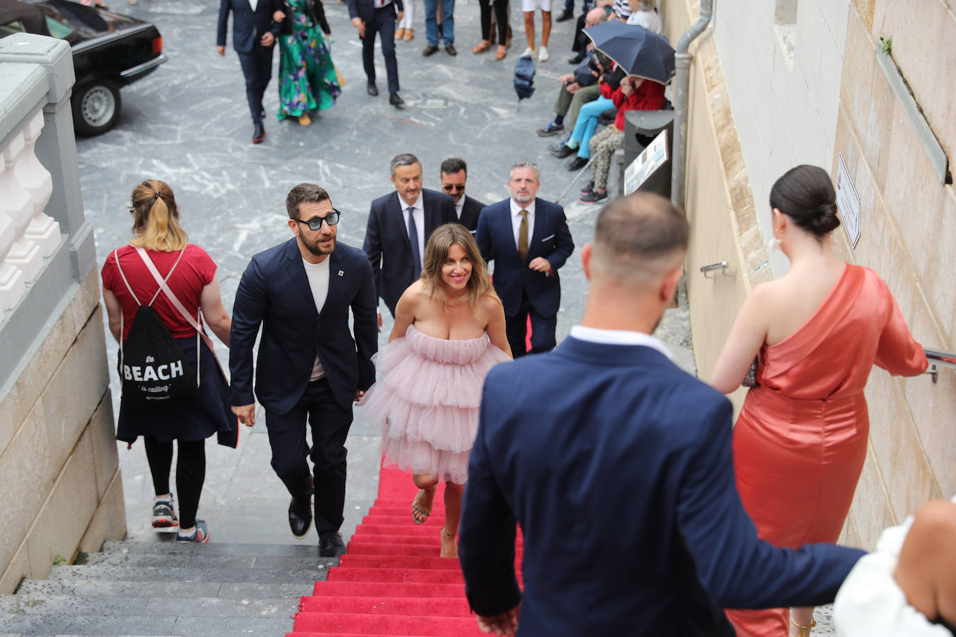 Carlos Valle y Rafael Oñate, arropados por vecinos y autoridades en su boda