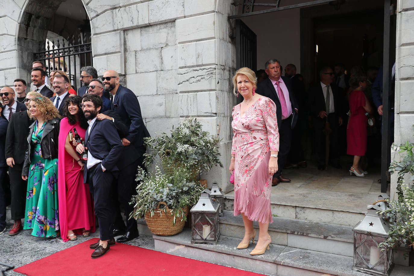 Carlos Valle y Rafael Oñate, arropados por vecinos y autoridades en su boda
