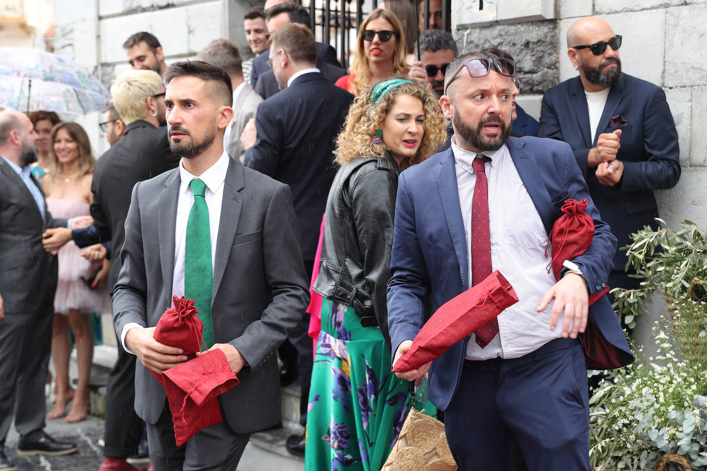 Carlos Valle y Rafael Oñate, arropados por vecinos y autoridades en su boda