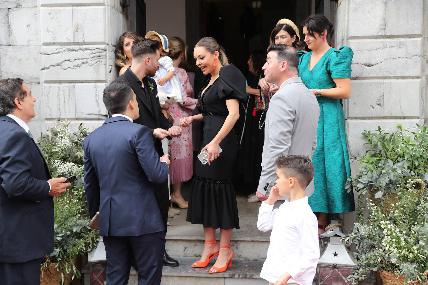 Carlos Valle y Rafael Oñate, arropados por vecinos y autoridades en su boda