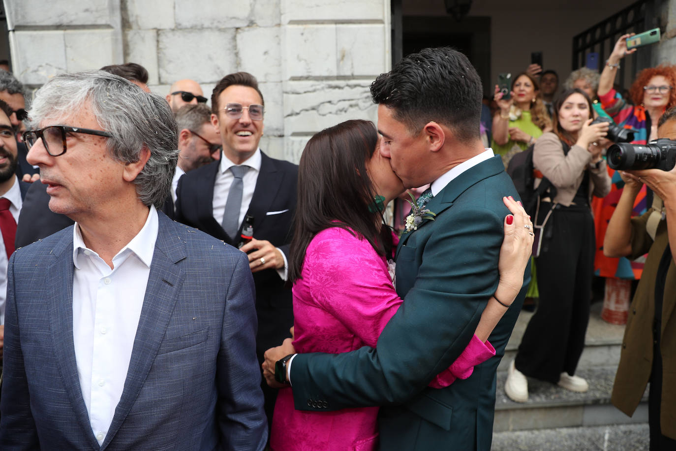 Carlos Valle y Rafael Oñate, arropados por vecinos y autoridades en su boda