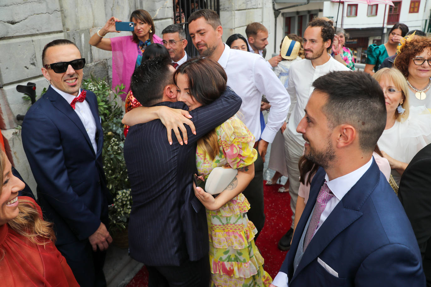Carlos Valle y Rafael Oñate, arropados por vecinos y autoridades en su boda