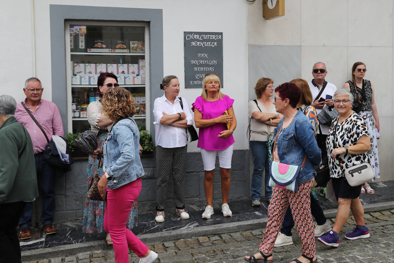 Carlos Valle y Rafael Oñate, arropados por vecinos y autoridades en su boda