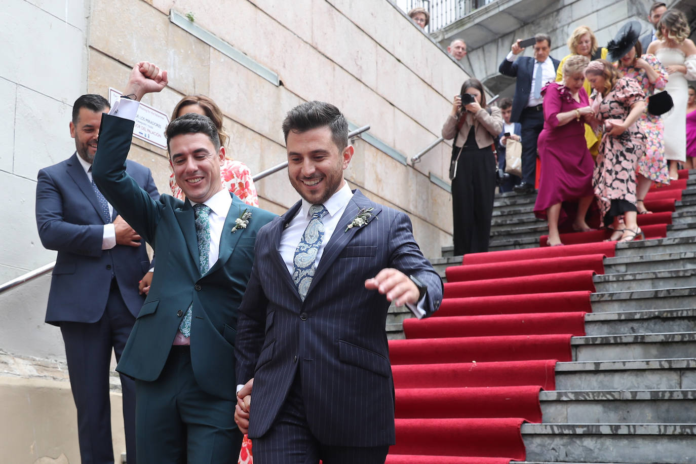 Carlos Valle y Rafael Oñate, arropados por vecinos y autoridades en su boda