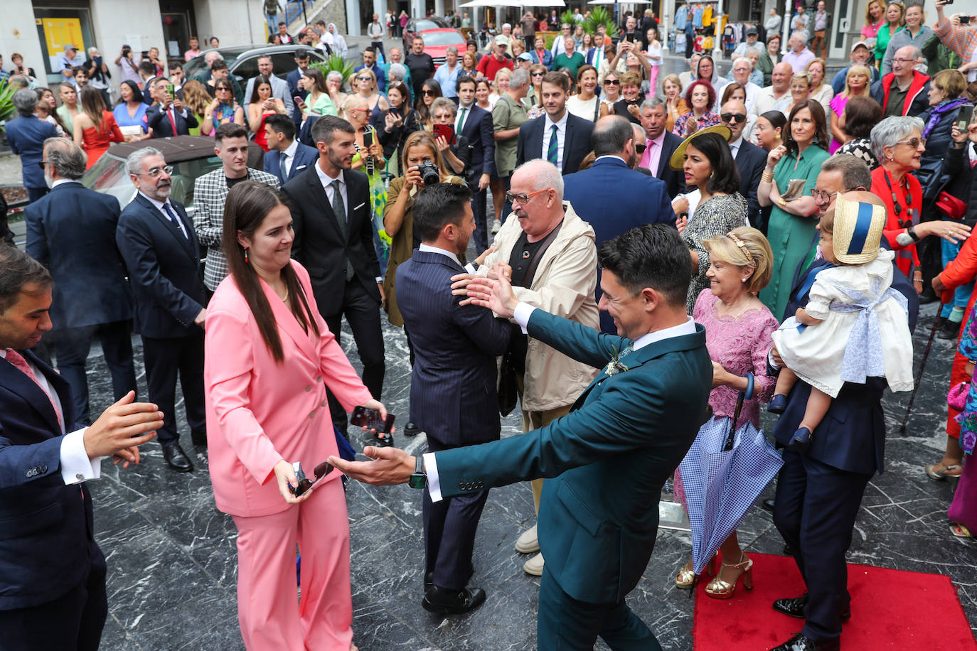 Carlos Valle y Rafael Oñate, arropados por vecinos y autoridades en su boda