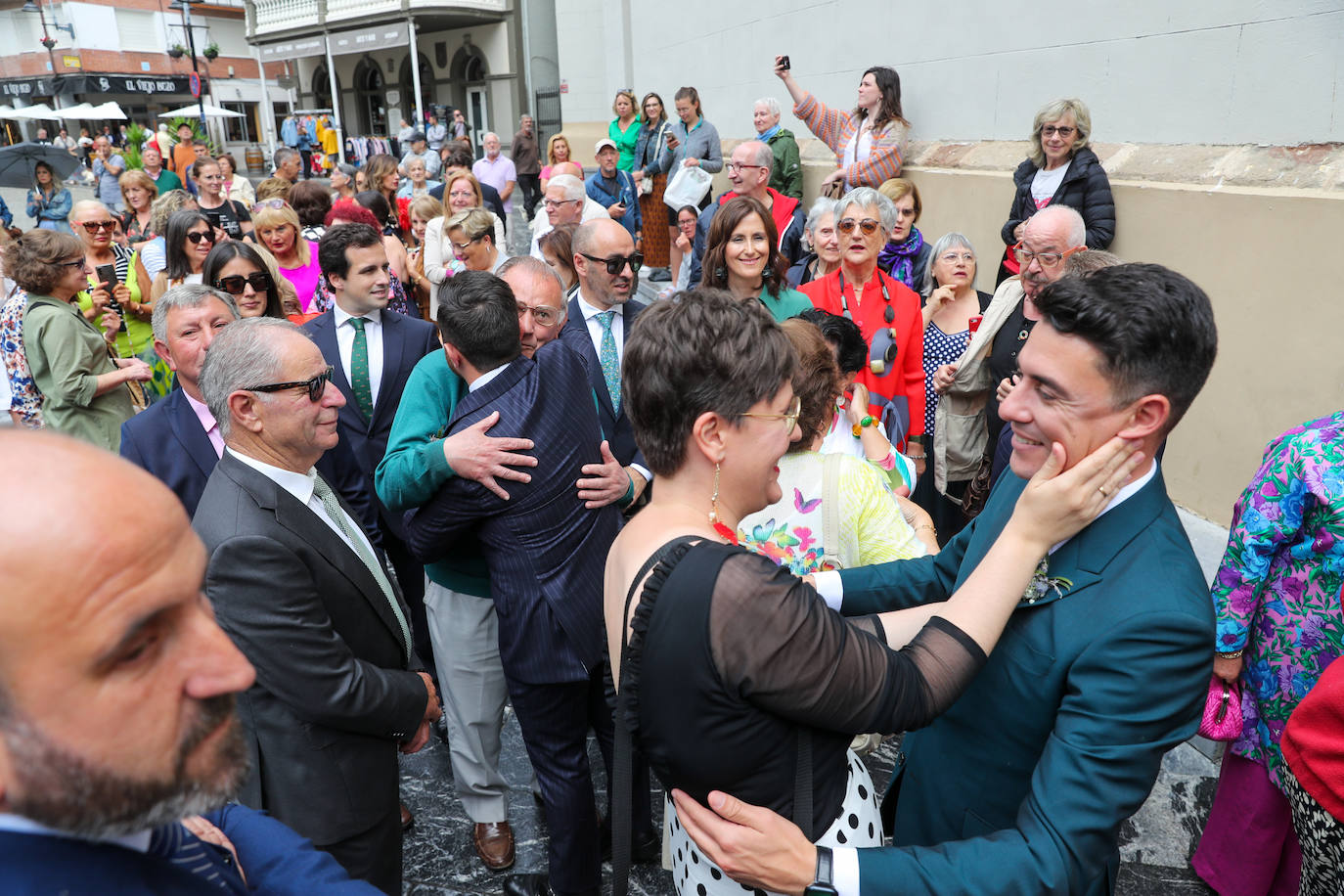 Carlos Valle y Rafael Oñate, arropados por vecinos y autoridades en su boda