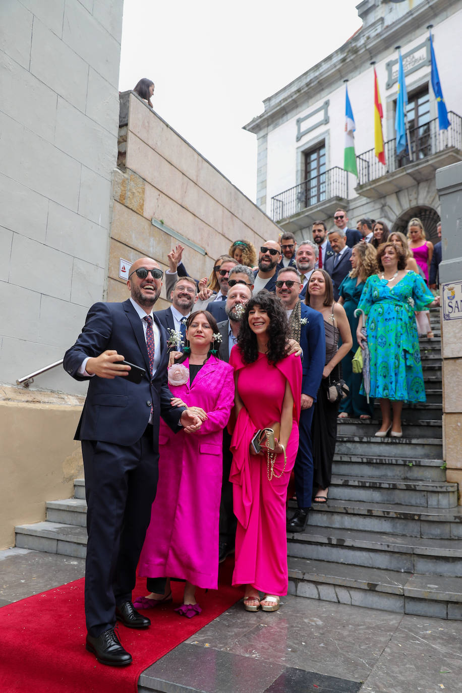 Carlos Valle y Rafael Oñate, arropados por vecinos y autoridades en su boda
